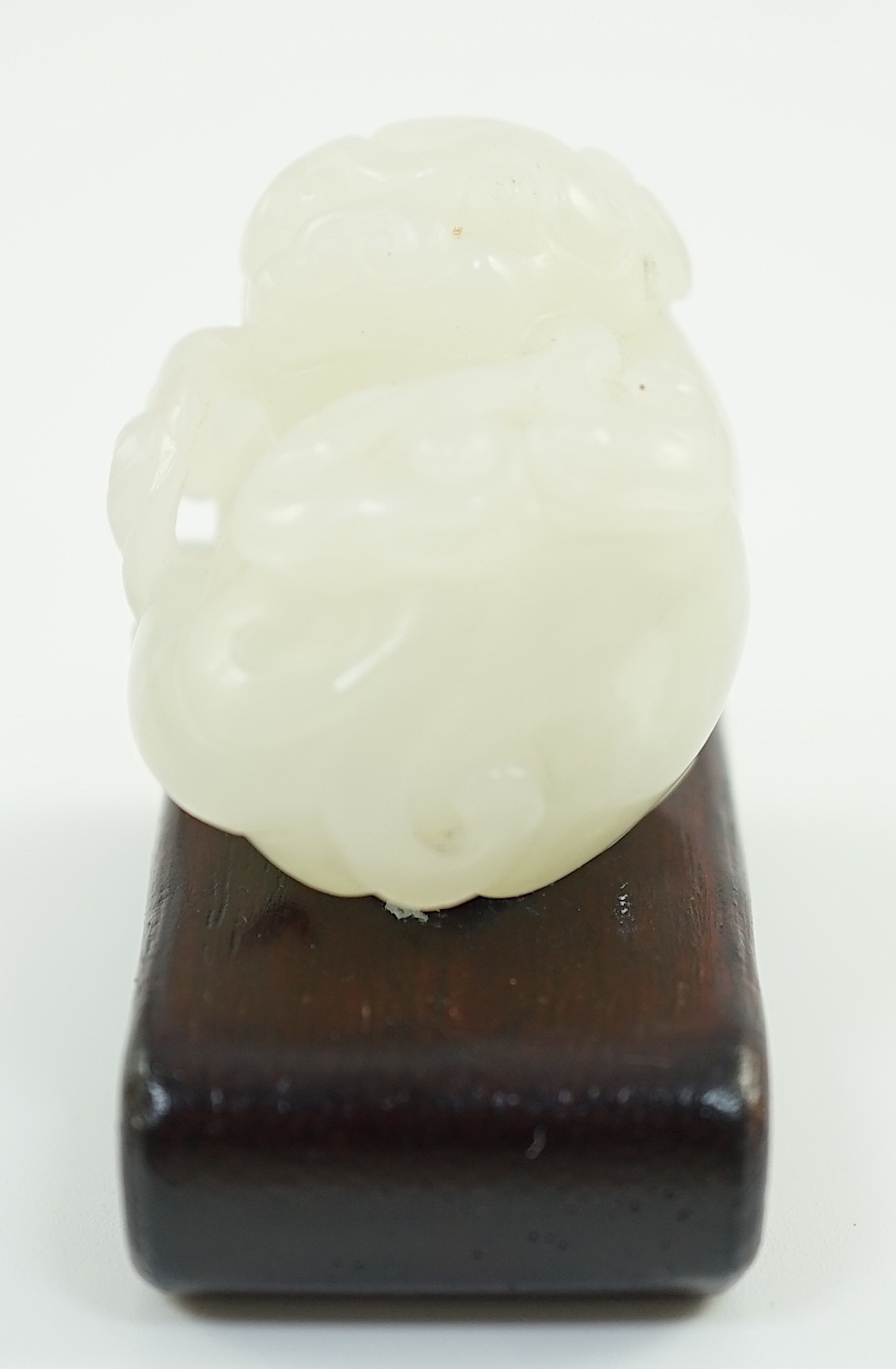 A Chinese white jade figure of a pug dog, 19th/20th century, 3.7cm long